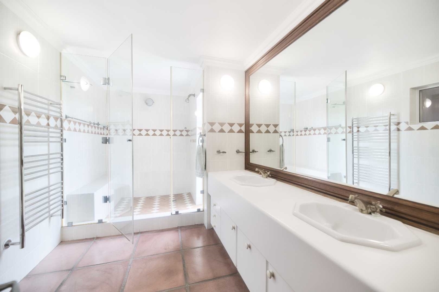 5 Bedroom Property for Sale in Fernkloof Estate Western Cape